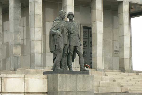 Памятник русским солдатам.