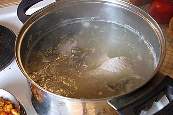 Фотография. Не кликабельно. Мясо долго кипятят на медленном огне.