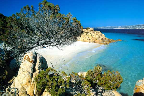 Изумрудным называют Тирренское море, потому что оно сочетает в себе оттенки зеленого и синего цветов.