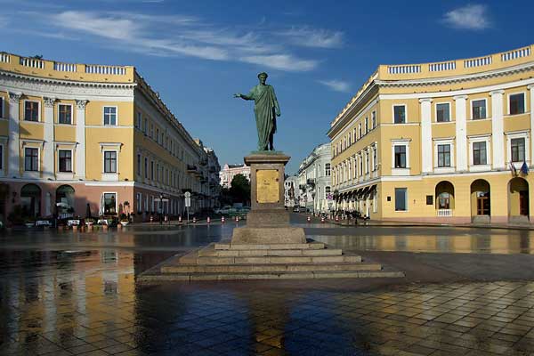 Памятник герцогу Ришелье - самый первый памятник установленный в Одессе.