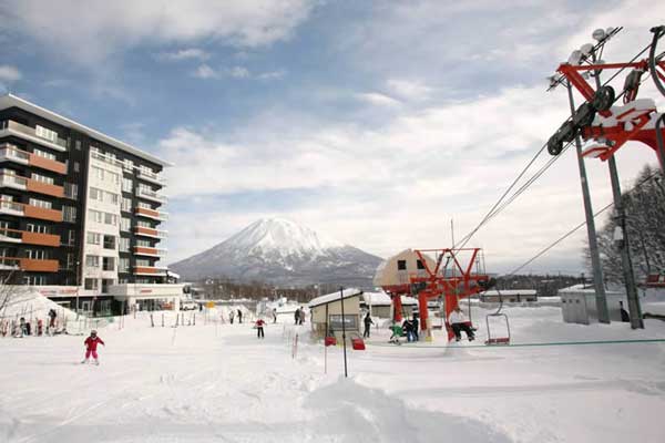Крупнейший горнолыжный курорт Японии – Нисеко, построенный по западным образцам, расположен на острове Хоккайдо.