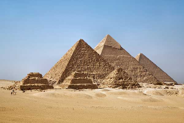 Великие Пирамиды Гизы представляют собой ансамбль.
