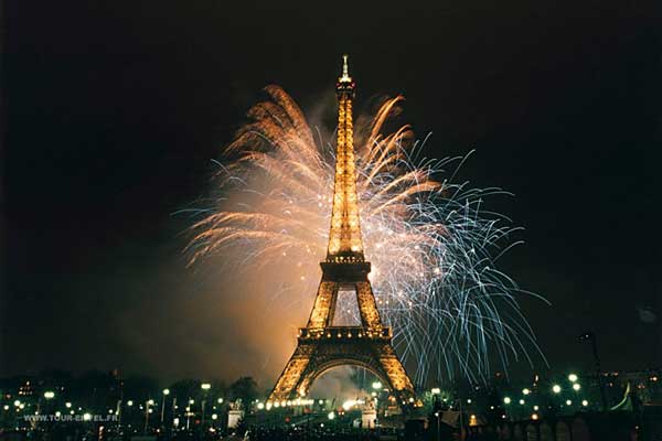 Впечатляющей игрой света на Эйфелевой башне и фейерверками отмечается Новый год в Париже.