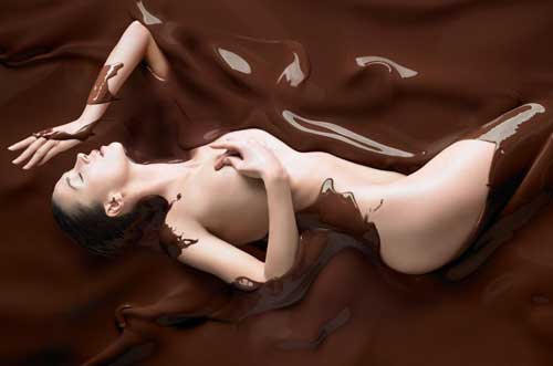 Шоколад считается мягким возбудителем, он стимулирует нервную систему, улучшает настроение и влияет на переживание оргазма у женщин.