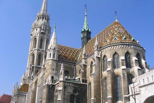 Церковь Санкт-Матиас выглядит триумфально благодаря готическим шпилям.