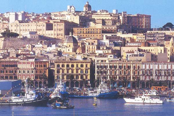 Столица Сардинии даже в чем-то превосходит Рим.