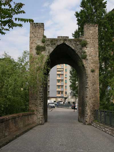 Ворота Порта Сант Анджело были главными из городских ворот города в древние времена.