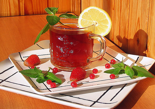 Прекрасный источник витаминов – травяной чай из брусники и земляники с медом.