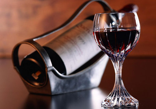 Красное вино в небольших количествах не помешает.