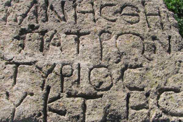 Надписи многих древних полководцев и императоров хранит на себе небольшая скала.