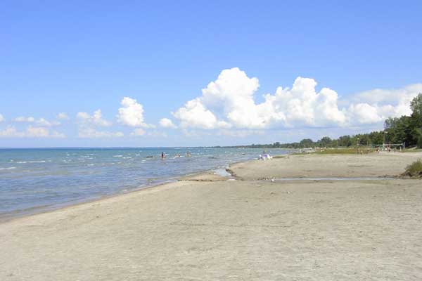 Фотография. Не кликабельно. Пляж Wasaga Beach за экологическую чистоту признан одним из лучших пляжей мира. Он является самым длинным пресноводным пляжем на планете.