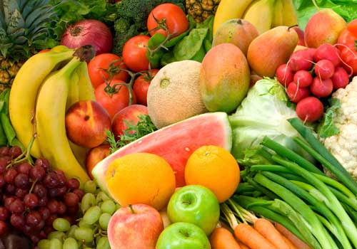 Свежие овощи, зелень, фрукты – в результате расщепления этих продуктов в организме образуется щелочь.