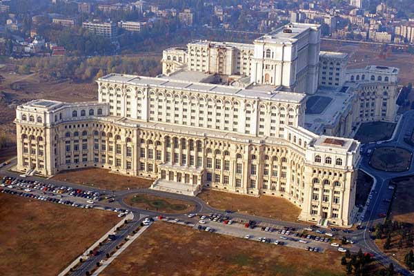 Фотография. Не кликабельно. "Дом Народа" является самым масштабным по своим размерам зданием в Бухаресте.