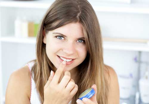 От растрескивания губы спасают различные гигиенические помады.