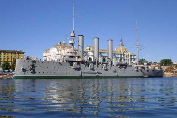 Фотография. Не кликабельно. Крейсер "Аврора" поставлен на "вечную стоянку".