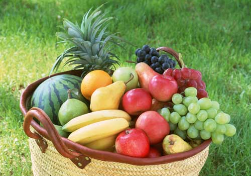 Фруктами и ягодами замените сахаросодержащие продукты.
