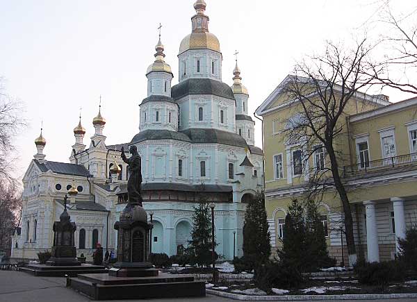 Шедевр украинского барокко – покровский собор 17 века.