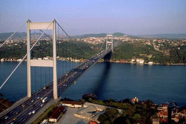 Третий рассматриваемый мост, имеющийся в Турции, соединяет Европу и Азию.