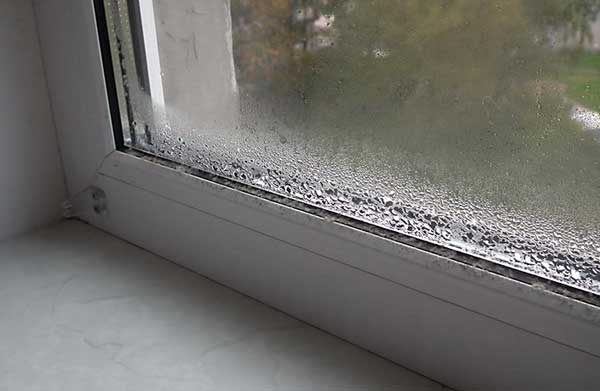 При герметизированных окнах ухудшается циркуляция воздуха, повышается уровень влажности и углекислого газа.