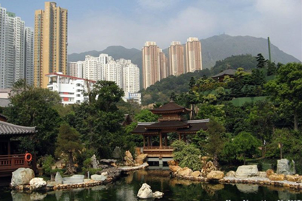 Гонконг - блистательный и величественный, воздушный и ослепительный, восточный и одновременно западный, притягивающий туристов всего мира.