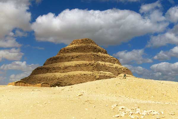 В Саккаре находится пирамида фараона Джоссера правителя III династии.