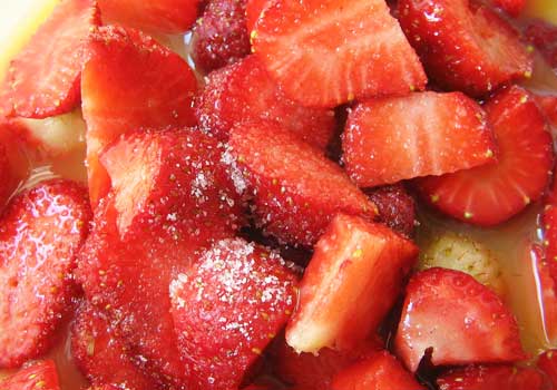 Эксперименты с участием добровольцев показали, что антоцианы снижают негативное действие сахара, которые некоторые так любят добавлять в ягоды.