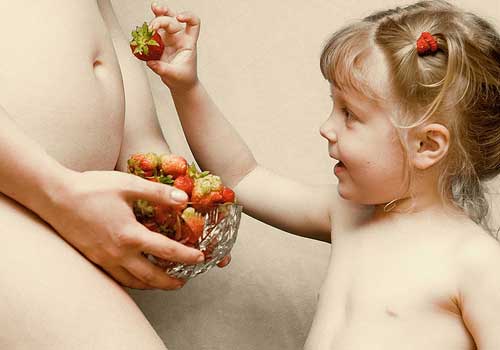 Фотография. Не кликабельно. В клубнике содержится и фолиевая кислота, которая так необходима беременным женщинам и будущим детям.