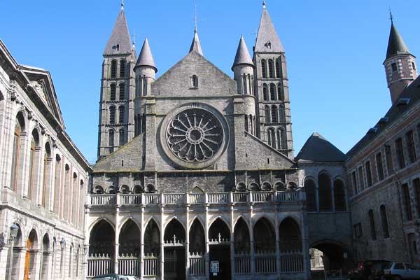 Реликвии, которыми можно заинтересовать любого человека имеет собор Нотр-Дам де Турне.