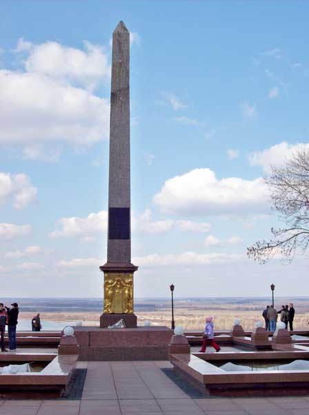 В честь Минина и Пожарского напротив собора установлен обелиск.