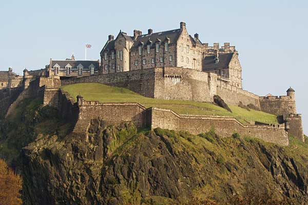 Громадный замок возвышающийся, над городом является символом Эдинбурга.
