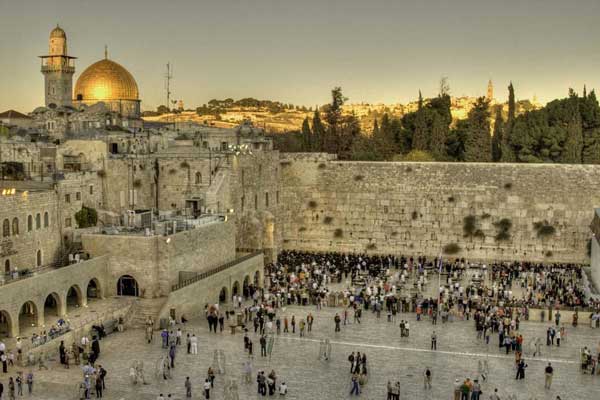 Старые стены Иерусалима, приводящие в благоговейный трепет – вот откуда начинается знакомство с Израилем.