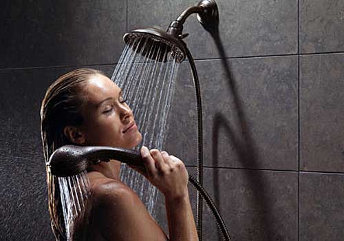 Эластичной и упругой кожу делает контрастный душ.