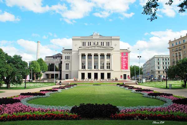 Восхищение вызывает здание Национальной Оперы.