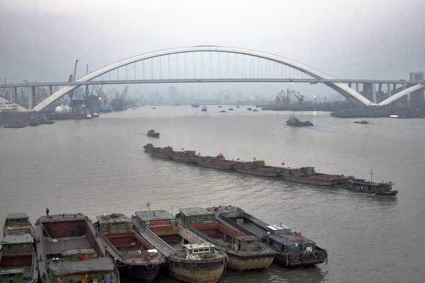 Следующий мост с названием Лупу располагается в Китае и является самым длинным арочным подвесным сооружением.