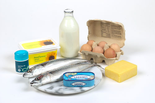 Старайтесь включать в рацион богатые витамином D продукты: рыбий жир и жирные сорта рыбы, яичный желток, морепродукты.
