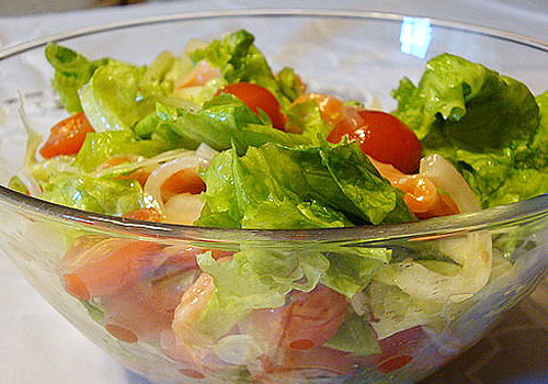 В салат можно добавить свежевыжатый лимонный сок и оливковое масло.