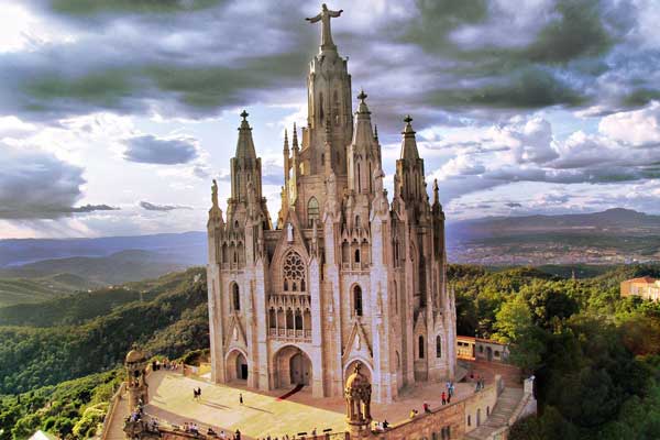 Пышный кафедральный собор занимает почетное место в современной Барселоне.