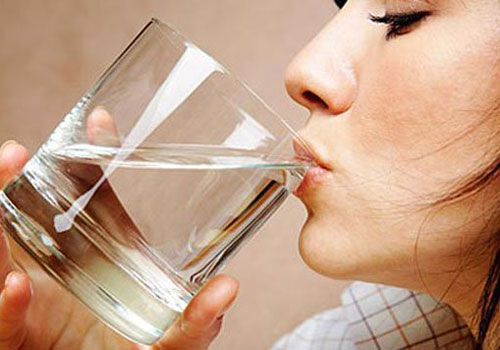 Обильное питье поможет вывести из организма токсические вещества и шлаки.