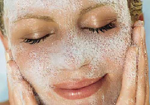 Гели, пенки, антибактериальные мыла подойдут для ежедневного очищения кожи.