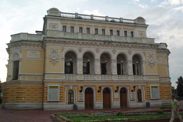 Театр драмы имени Горького находится на Большой Покровской.
