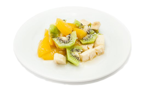 На второй завтрак можно съесть фруктовый салат с киви, половинка банана, персика, немного обезжиренного йогурта.