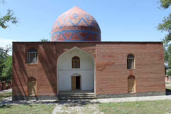 Глазурными плитками облицован мавзолей шейха Джунейда.