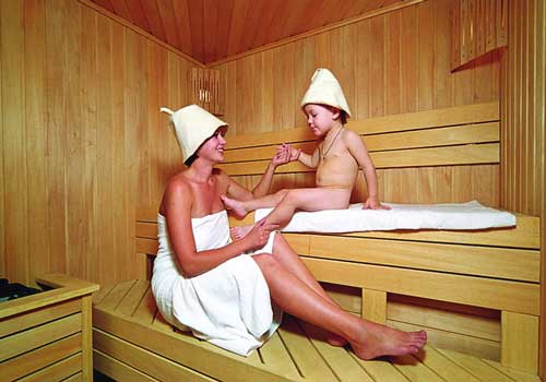 В финской бане влажность воздуха не более 20%, а температура парной около 100-110 градусов.