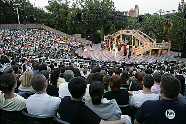 В Центральном парке можно получить удовольствие от просмотра бесплатных спектаклей Уильяма Шекспира.