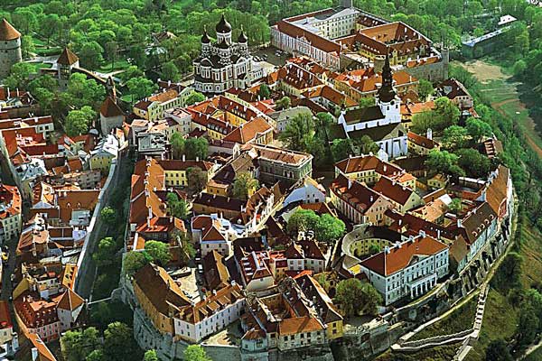 Свою историческую архитектуру и великолепие древних памятников удалось сохранить Таллину.