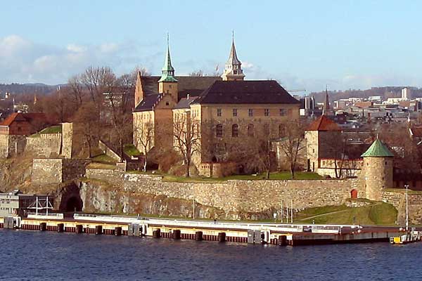 Символом города является Старый замок, построенный королем Магнуссоном.