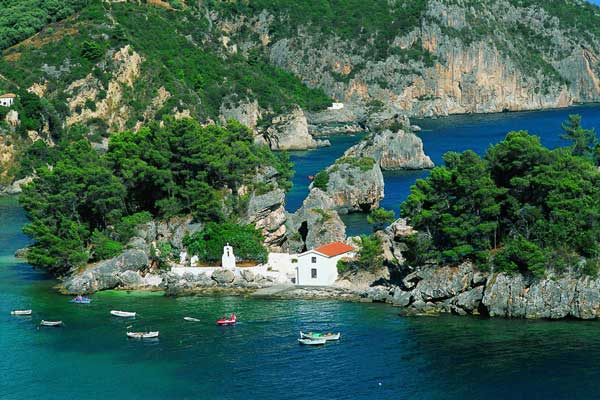Прозрачным морем, чистым воздухом, прекрасным климатом славится Греция.