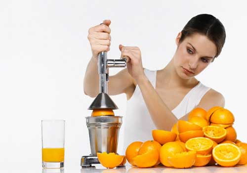 Употреблять сок из свежевыжатых апельсинов рекомендуется людям, страдающим от заболеваний печени, кожи, легких, суставов.