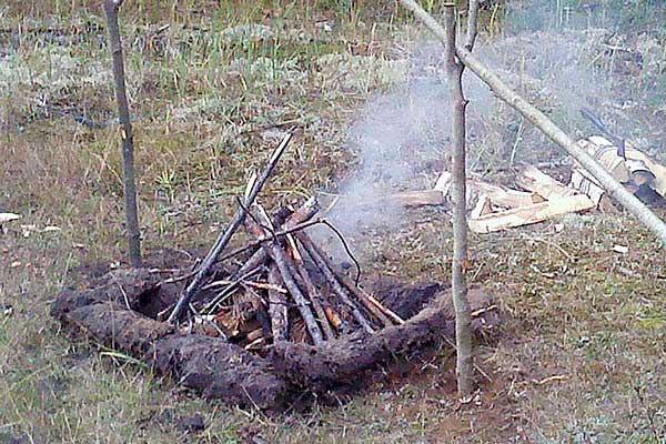 Фотография. Не кликабельно. Правильный костер разводят без лишней потери времени.