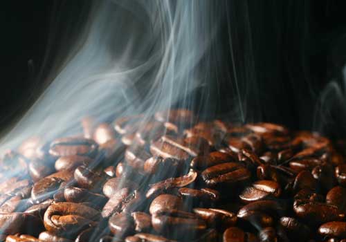 Качественный и свежий кофе сразу после открытия просто обязан иметь сильный кофейный аромат.